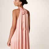 Robe longue en satin avec une encolure montante Rose - Rose - GRACE & MILA