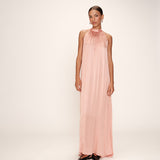 Robe longue en satin avec une encolure montante Rose - Rose - GRACE & MILA
