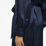 Robe cache-cœur VILA bleu marine – détail manche volumineuse et poignet boutonné