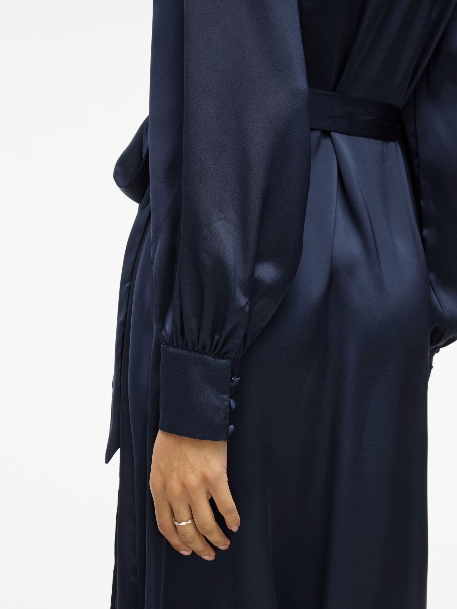 Robe cache-cœur VILA bleu marine – détail manche volumineuse et poignet boutonné