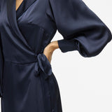 Robe cache-cœur VILA bleu marine – détail col V satiné et ceinture à nouer