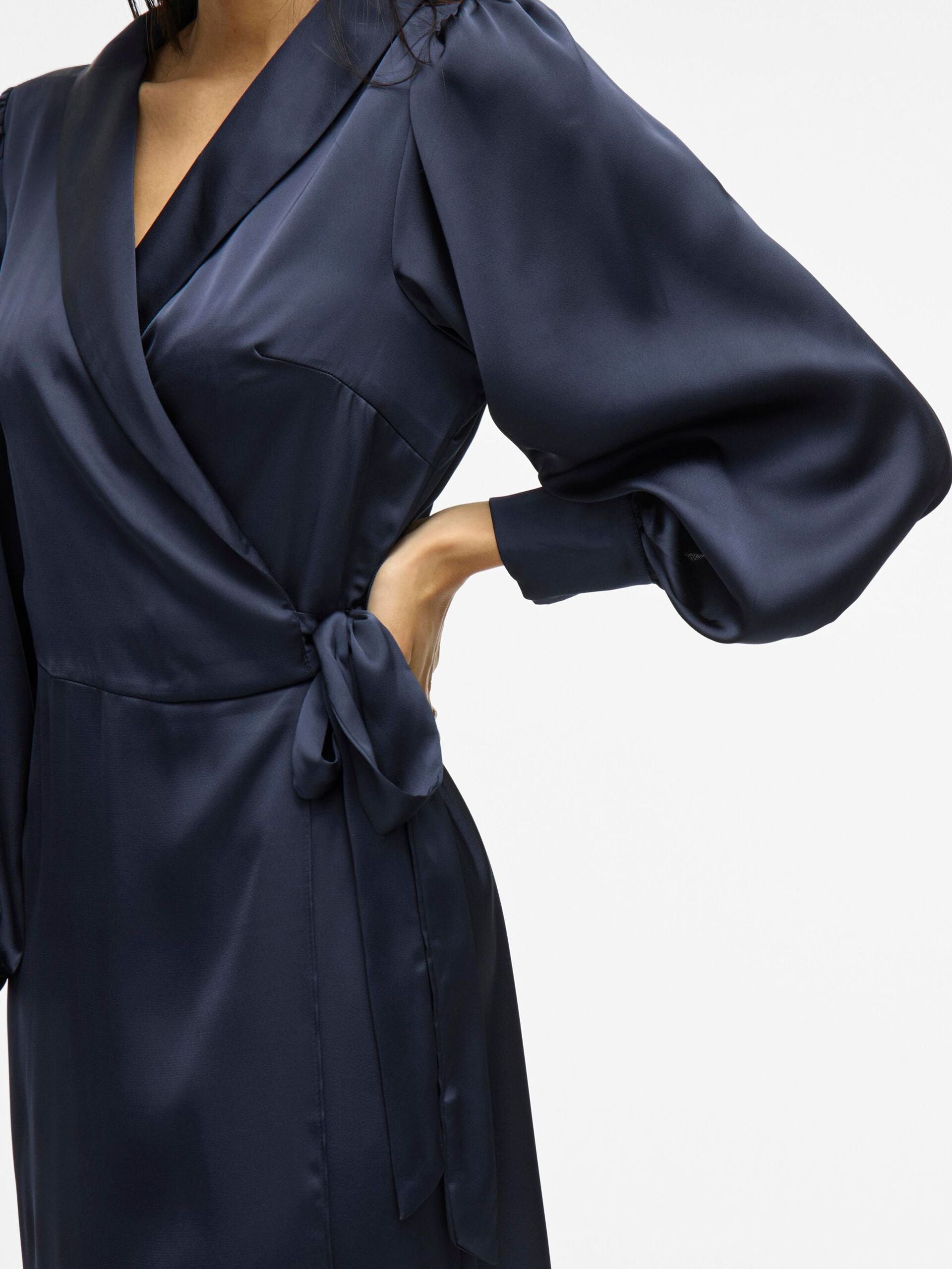 Robe cache-cœur VILA bleu marine – détail col V satiné et ceinture à nouer