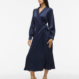 Robe mi-longue VILA Navy Blazer – portée de trois-quarts