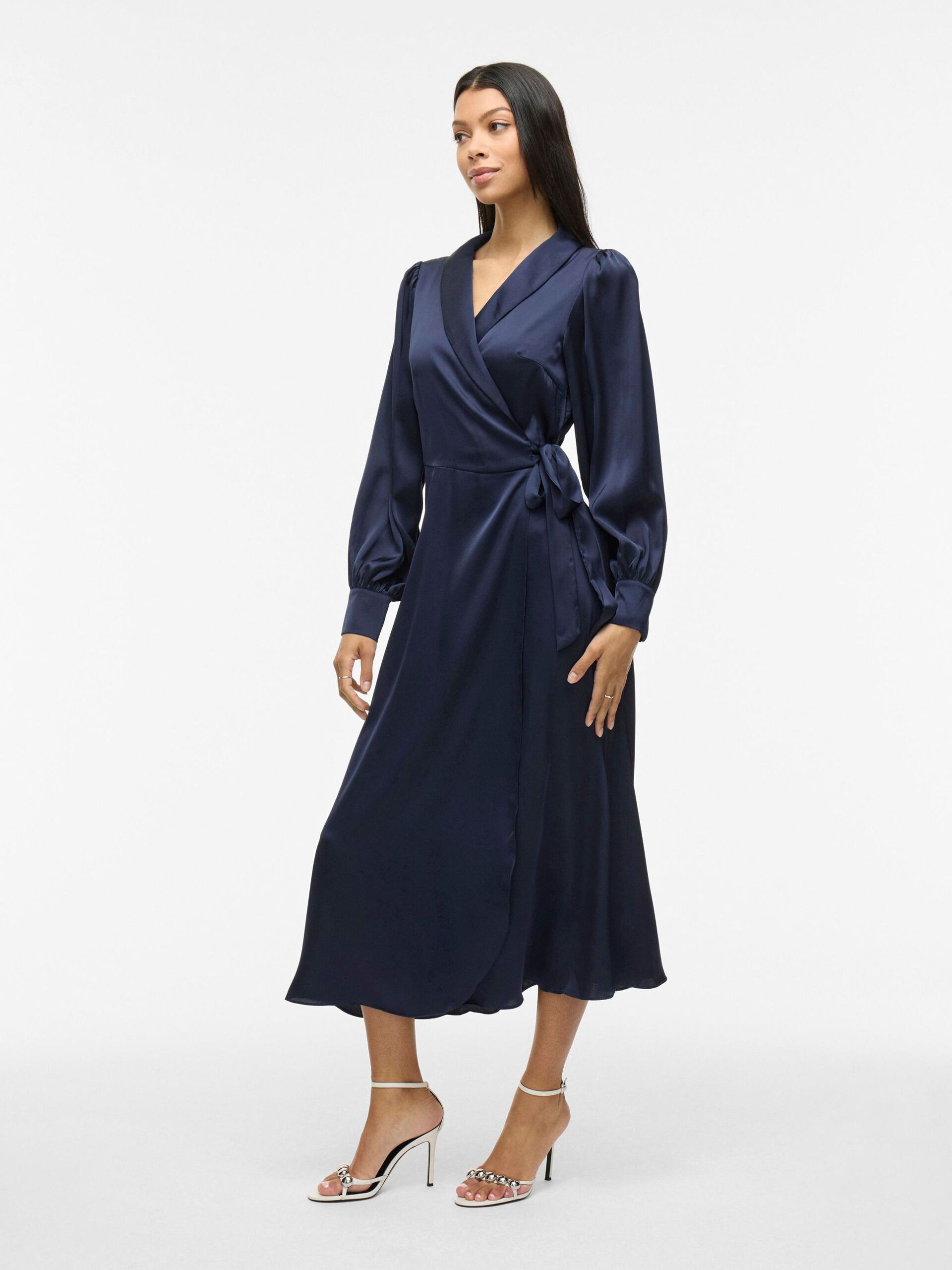 Robe mi-longue VILA Navy Blazer – portée de trois-quarts
