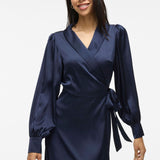 Robe cache-cœur VILA bleu marine – détail du buste et de la taille nouée
