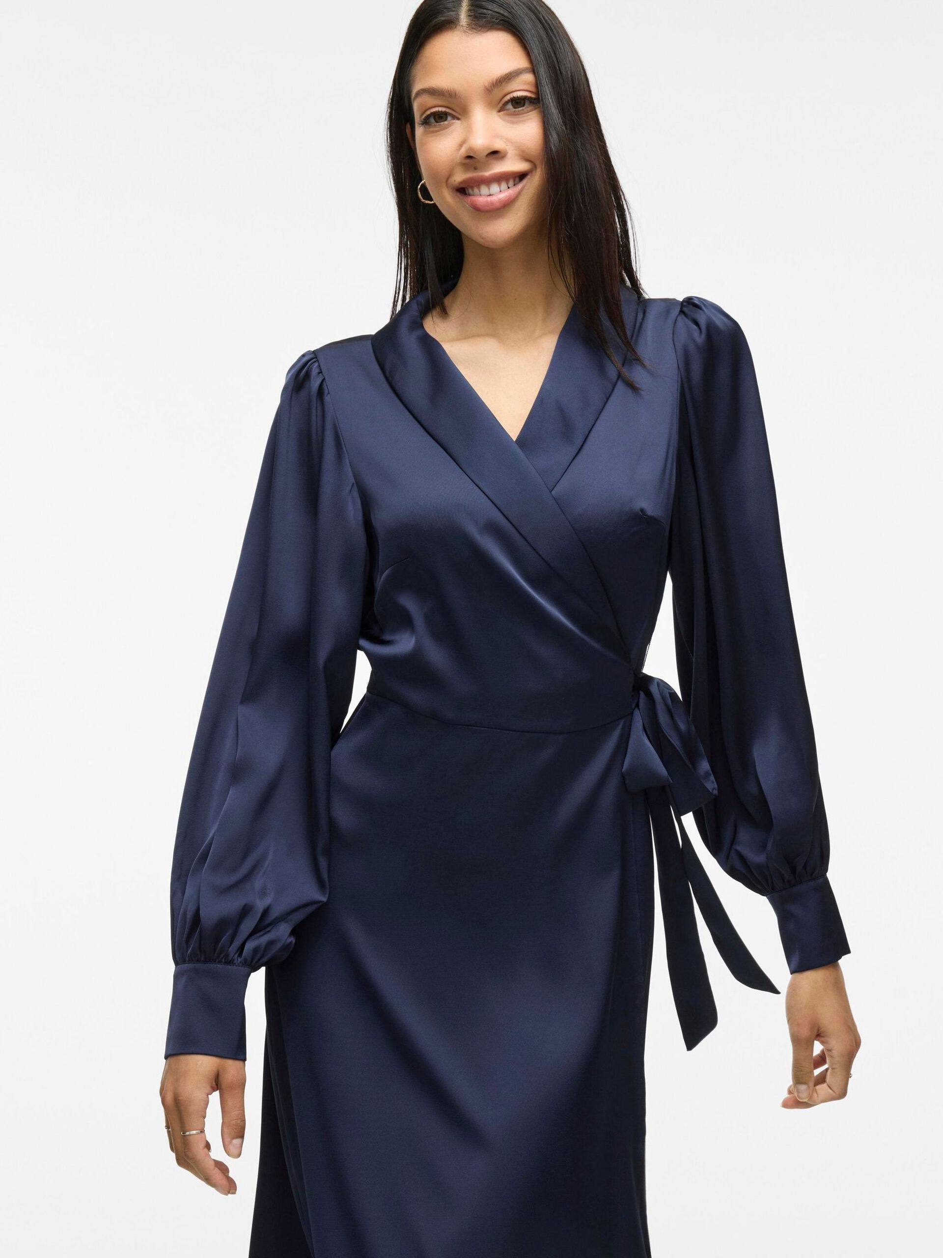 Robe cache-cœur VILA bleu marine – détail du buste et de la taille nouée
