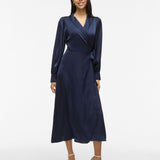 Robe cache-cœur mi-longue VILA bleu marine – portée de face