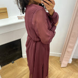 Robe VIFALIA VILA bordeaux – portée chez Lora, vue de dos et détail des manches