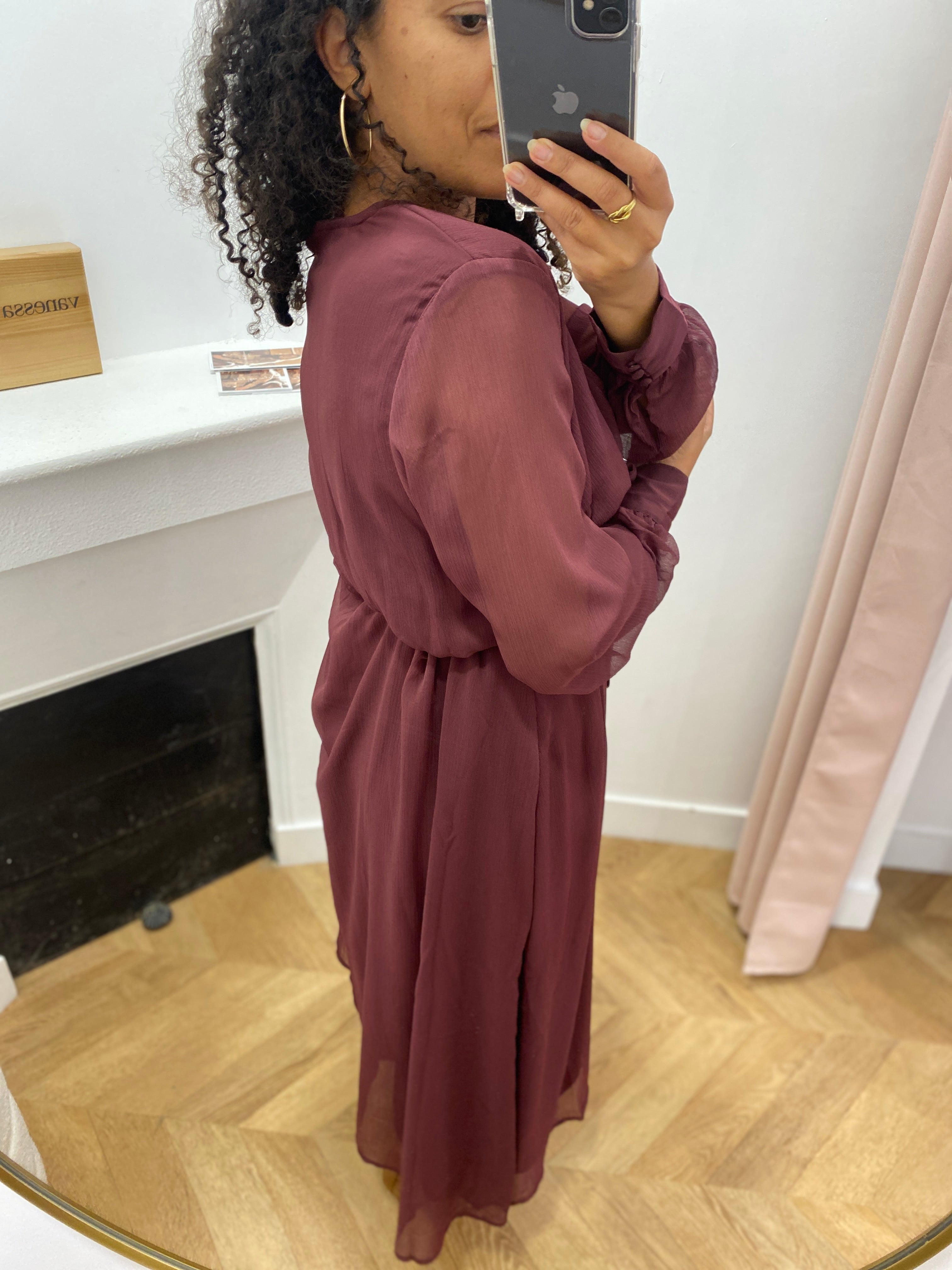 Robe VIFALIA VILA bordeaux – portée chez Lora, vue de dos et détail des manches