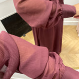 Robe VIFALIA VILA bordeaux – détail du tissu transparent et du poignet