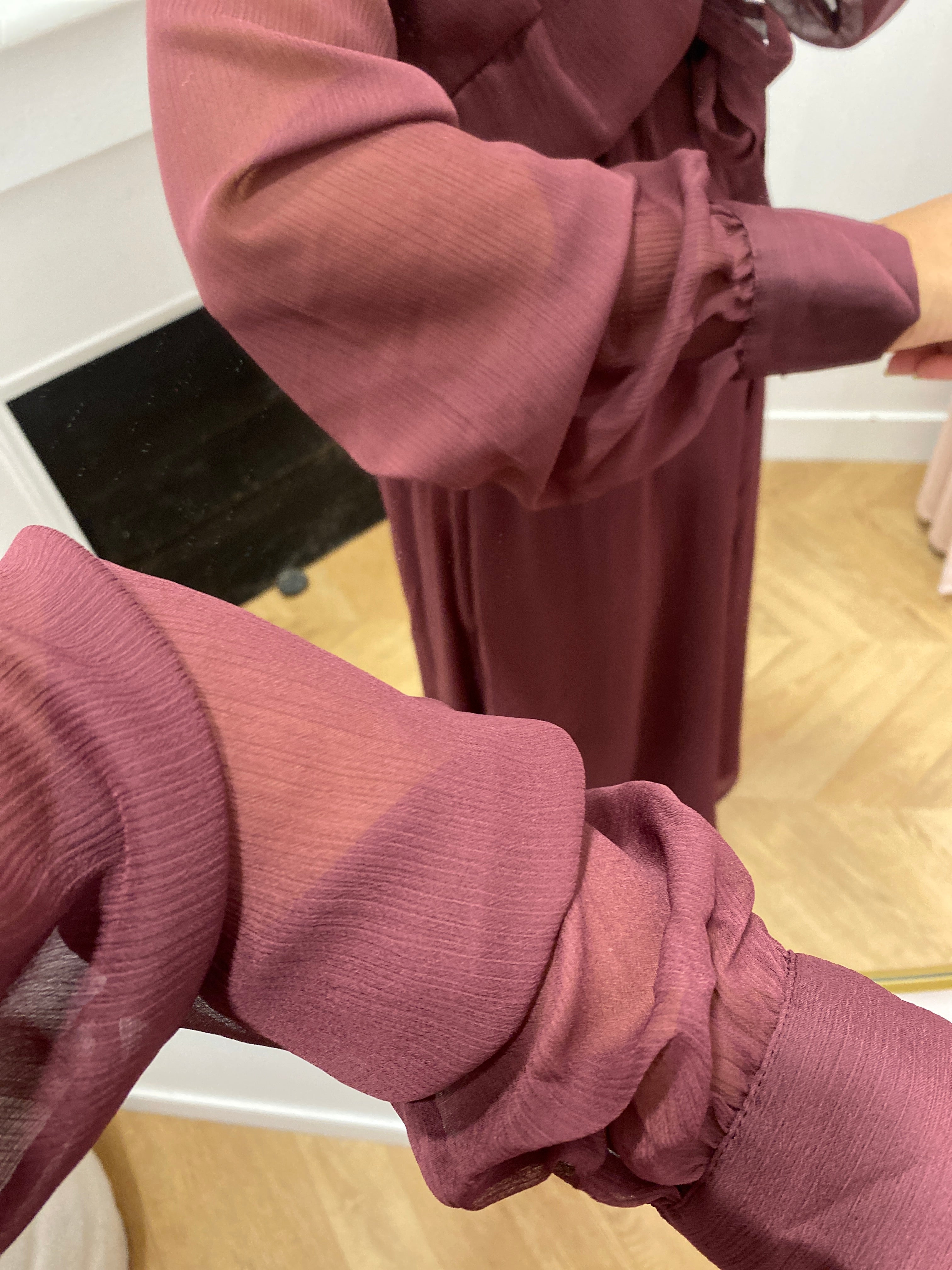 Robe VIFALIA VILA bordeaux – détail du tissu transparent et du poignet