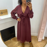 Robe cache-cœur VIFALIA VILA bordeaux – portée chez Lora avec bottines