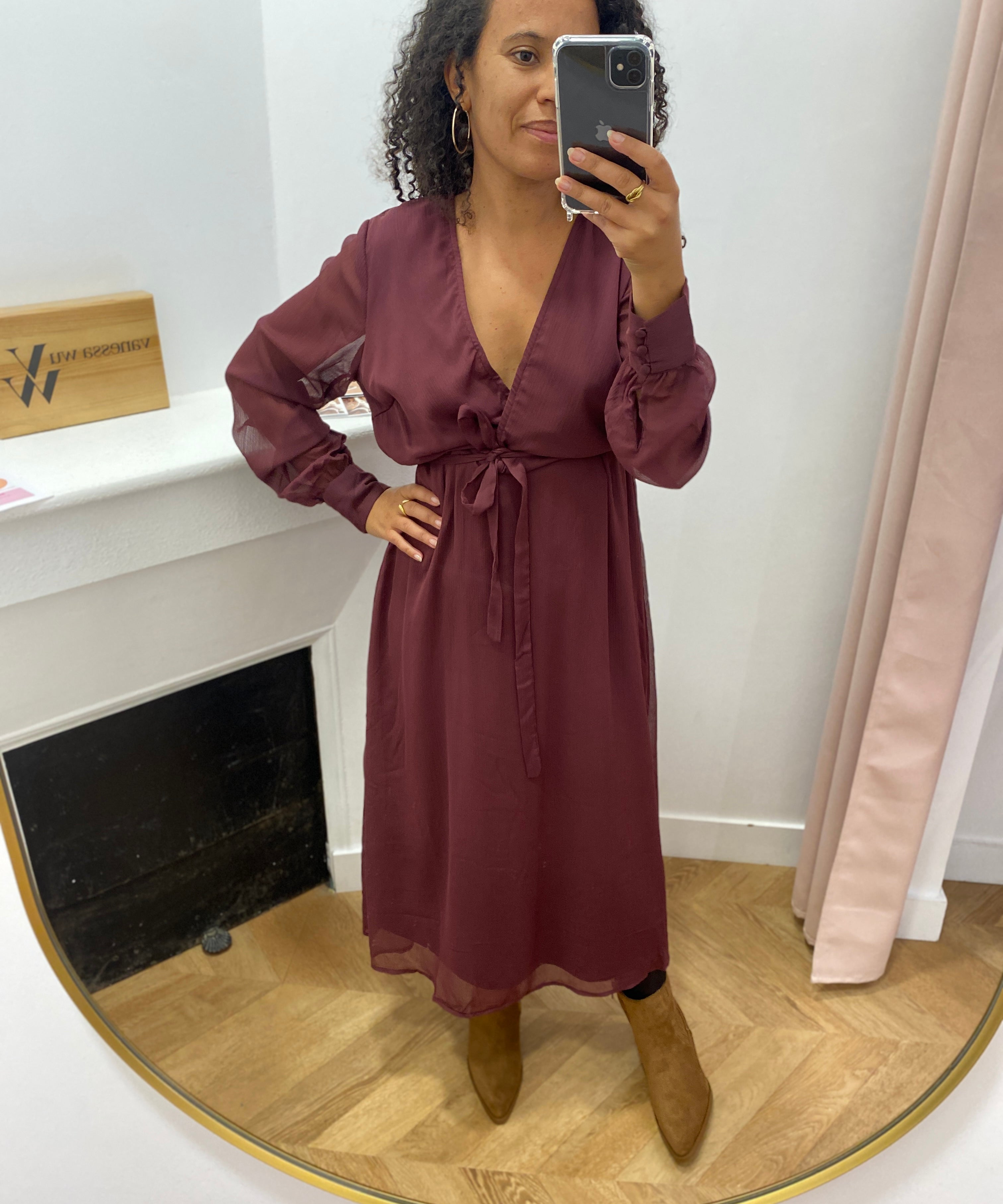 Robe cache-cœur VIFALIA VILA bordeaux – portée chez Lora avec bottines