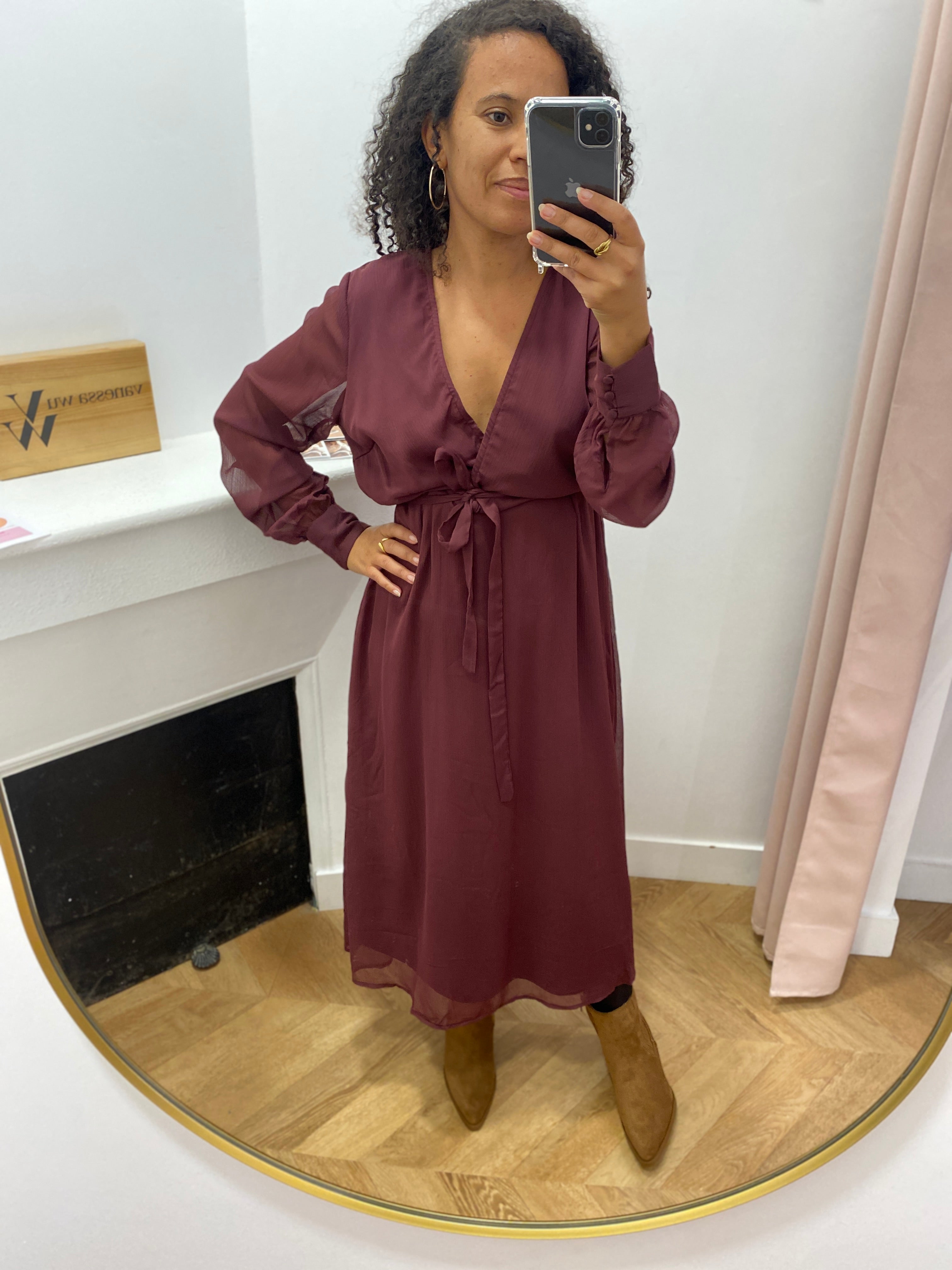 Robe cache-cœur VIFALIA VILA bordeaux – portée chez Lora avec bottines
