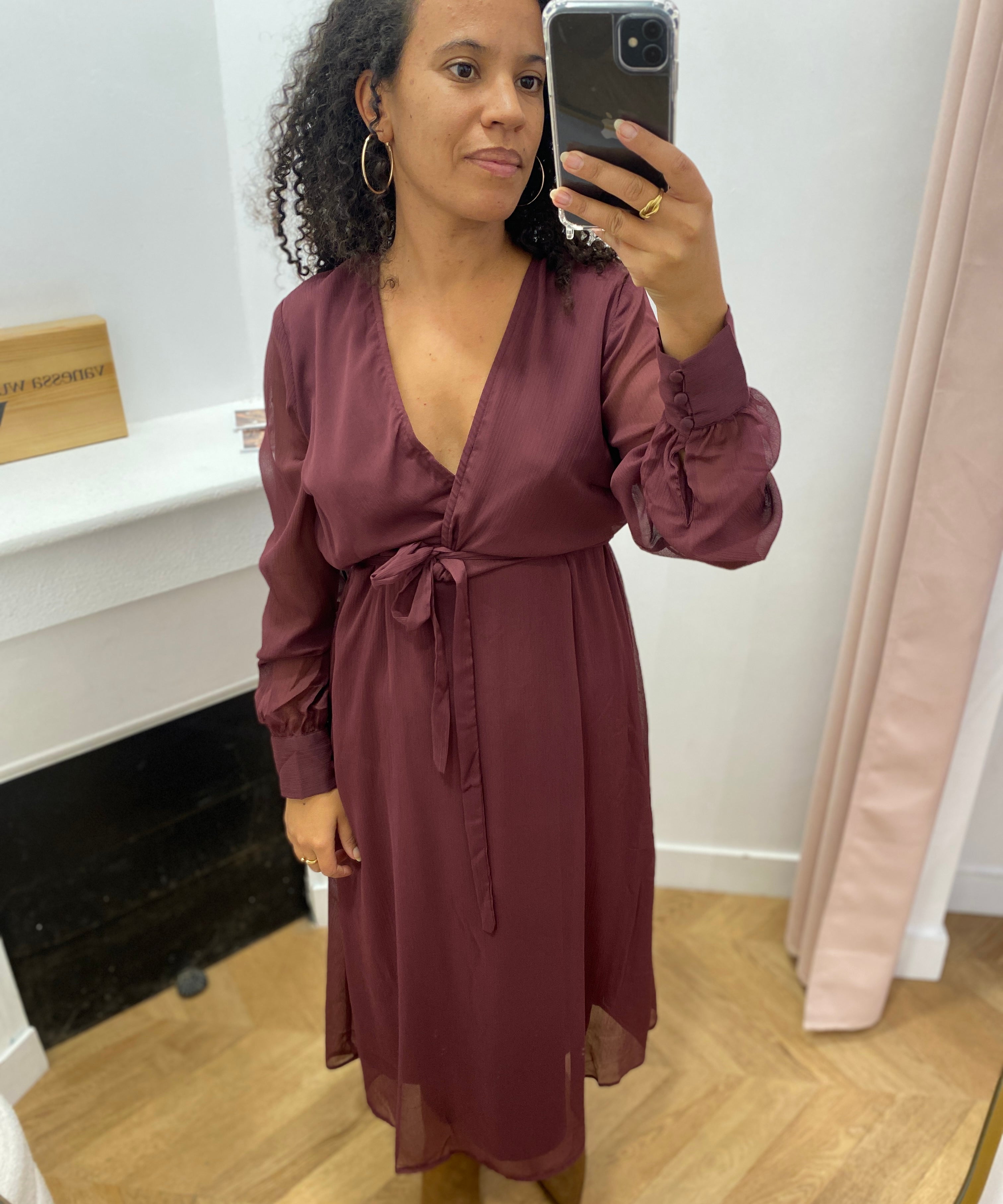 Robe VIFALIA VILA bordeaux – portée chez Lora, vue de face