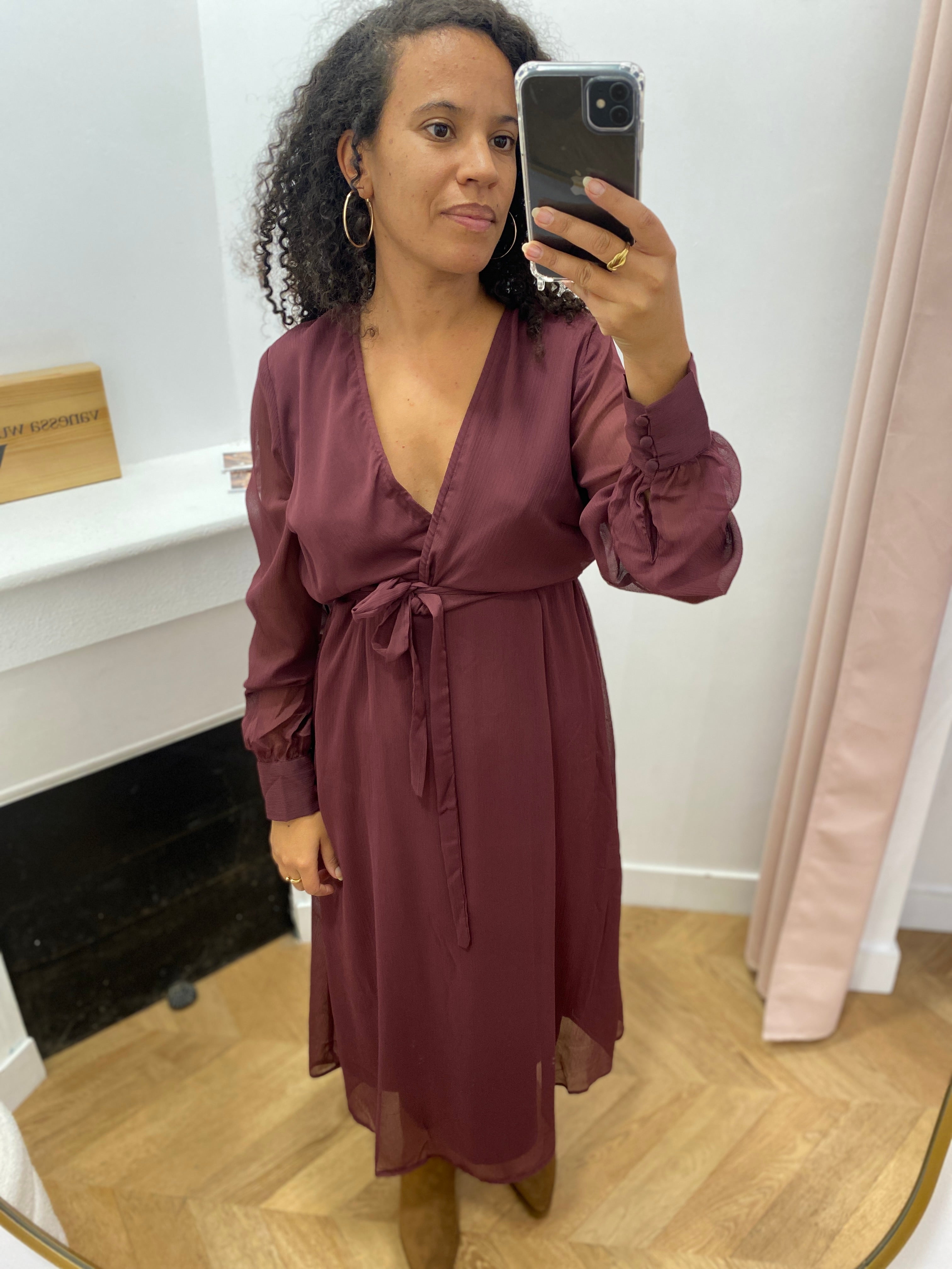 Robe VIFALIA VILA bordeaux – portée chez Lora, vue de face