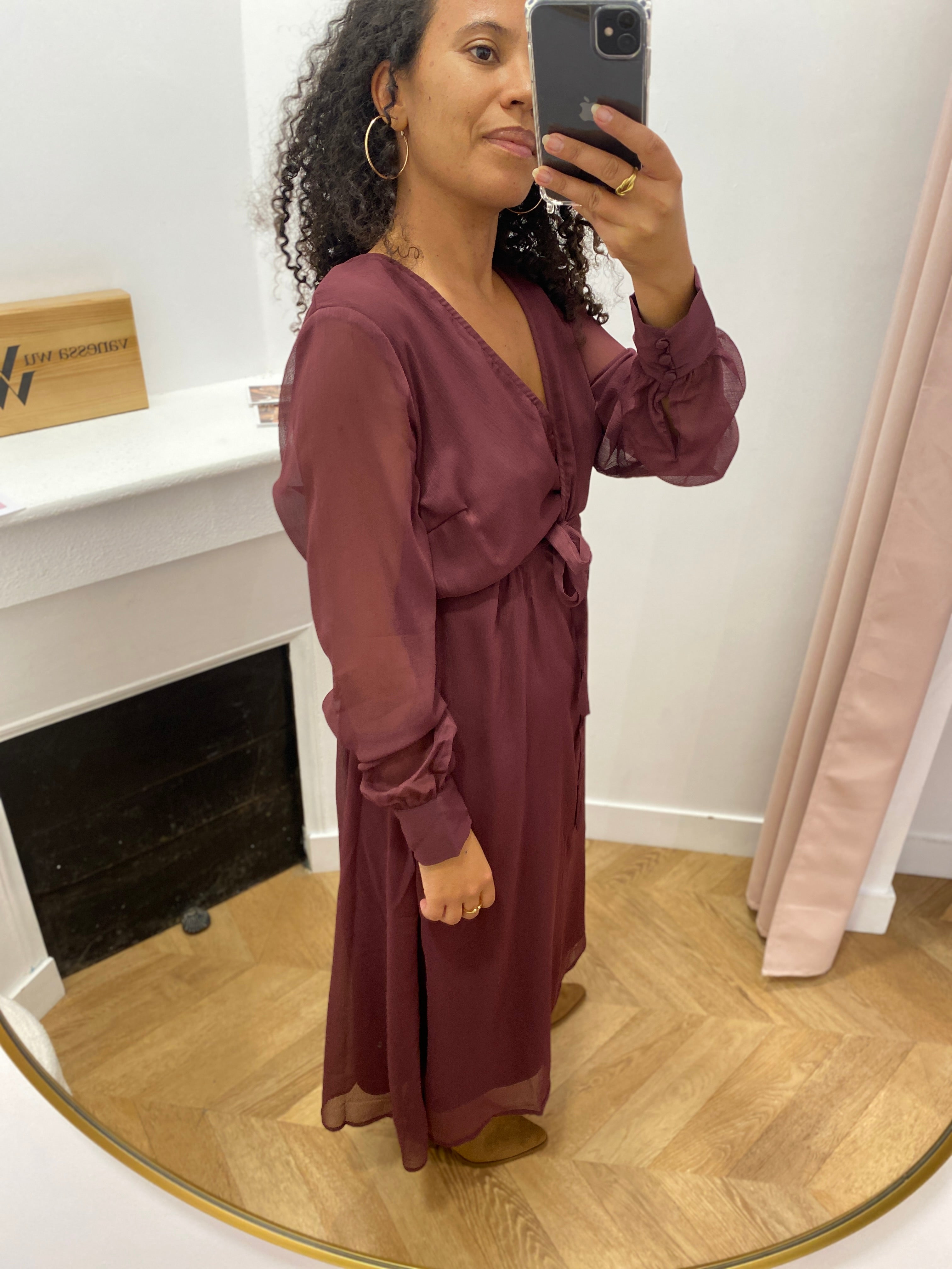 Robe VIFALIA VILA bordeaux – portée chez Lora, vue de profil