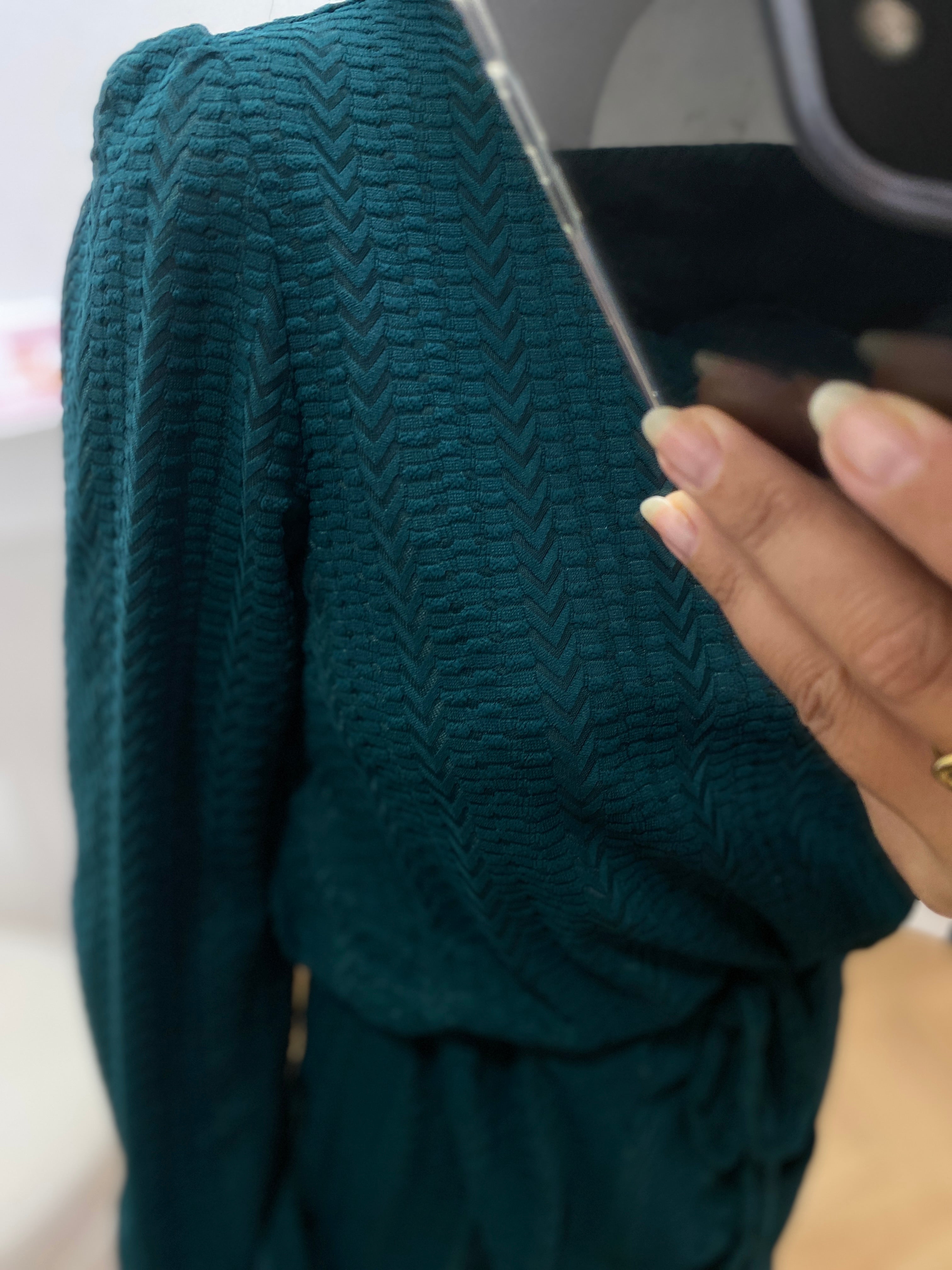 Robe VILYRI VILA vert sapin – gros plan sur la texture du tissu et les motifs chevrons