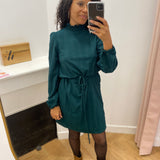 Robe courte VILYRI VILA vert sapin – portée avec collants noirs et bottines camel
