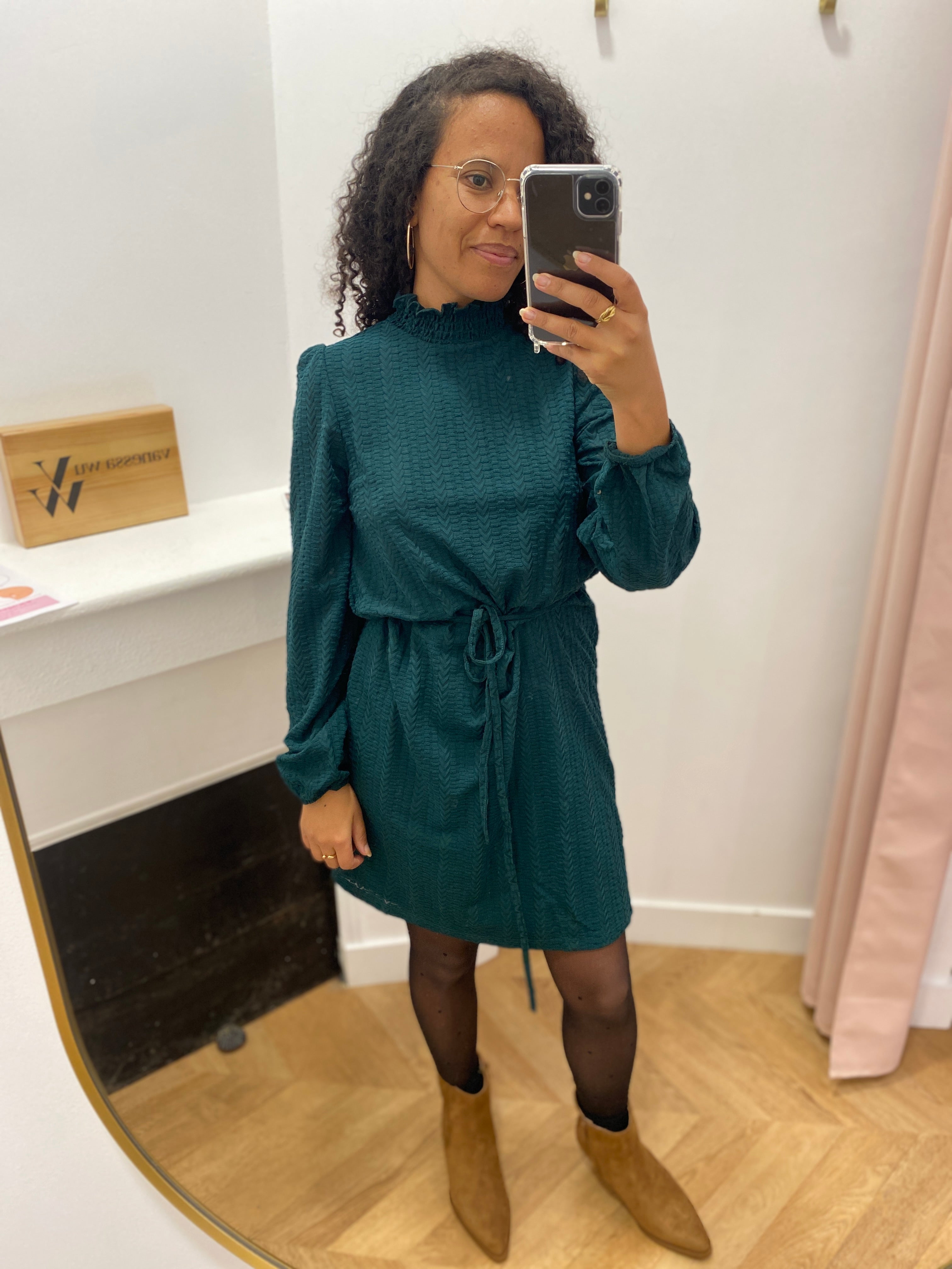 Robe courte VILYRI VILA vert sapin – portée avec collants noirs et bottines camel