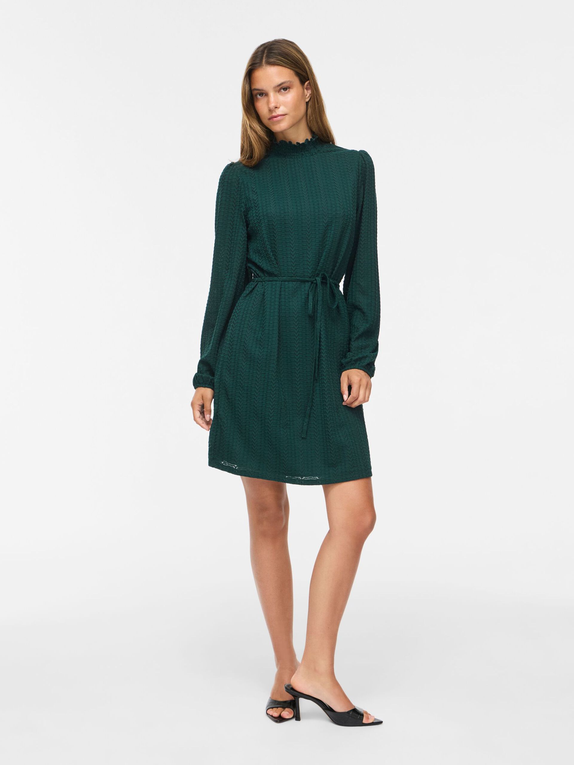 Robe courte VILYRI VILA vert sapin – portée de trois quarts face