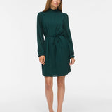 Robe courte VILYRI VILA vert sapin – portée de face avec sandales noires
