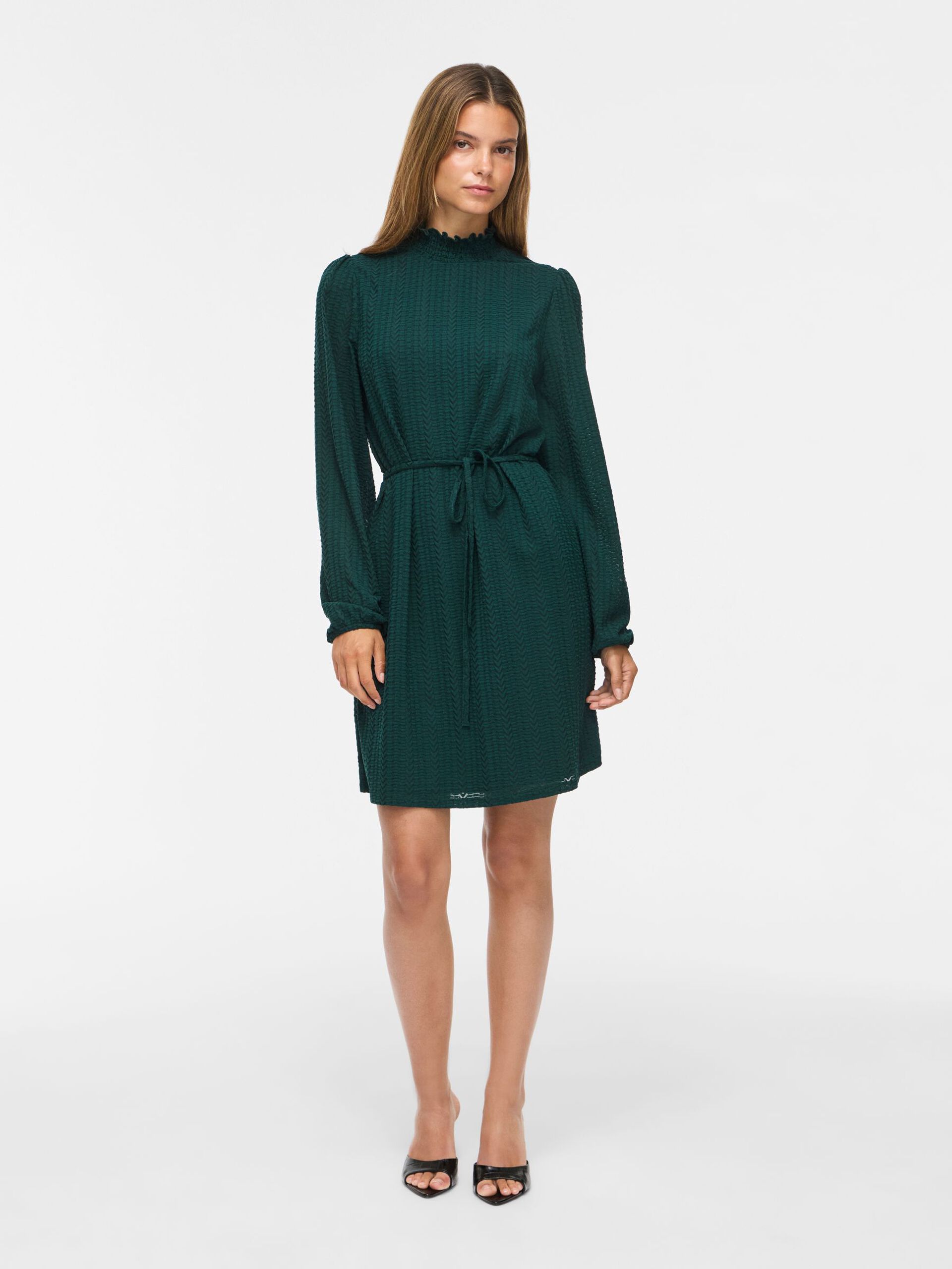 Robe courte VILYRI VILA vert sapin – portée de face avec sandales noires