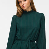 Robe VILYRI VILA vert sapin – détail du col volanté, du tissu texturé et de la ceinture