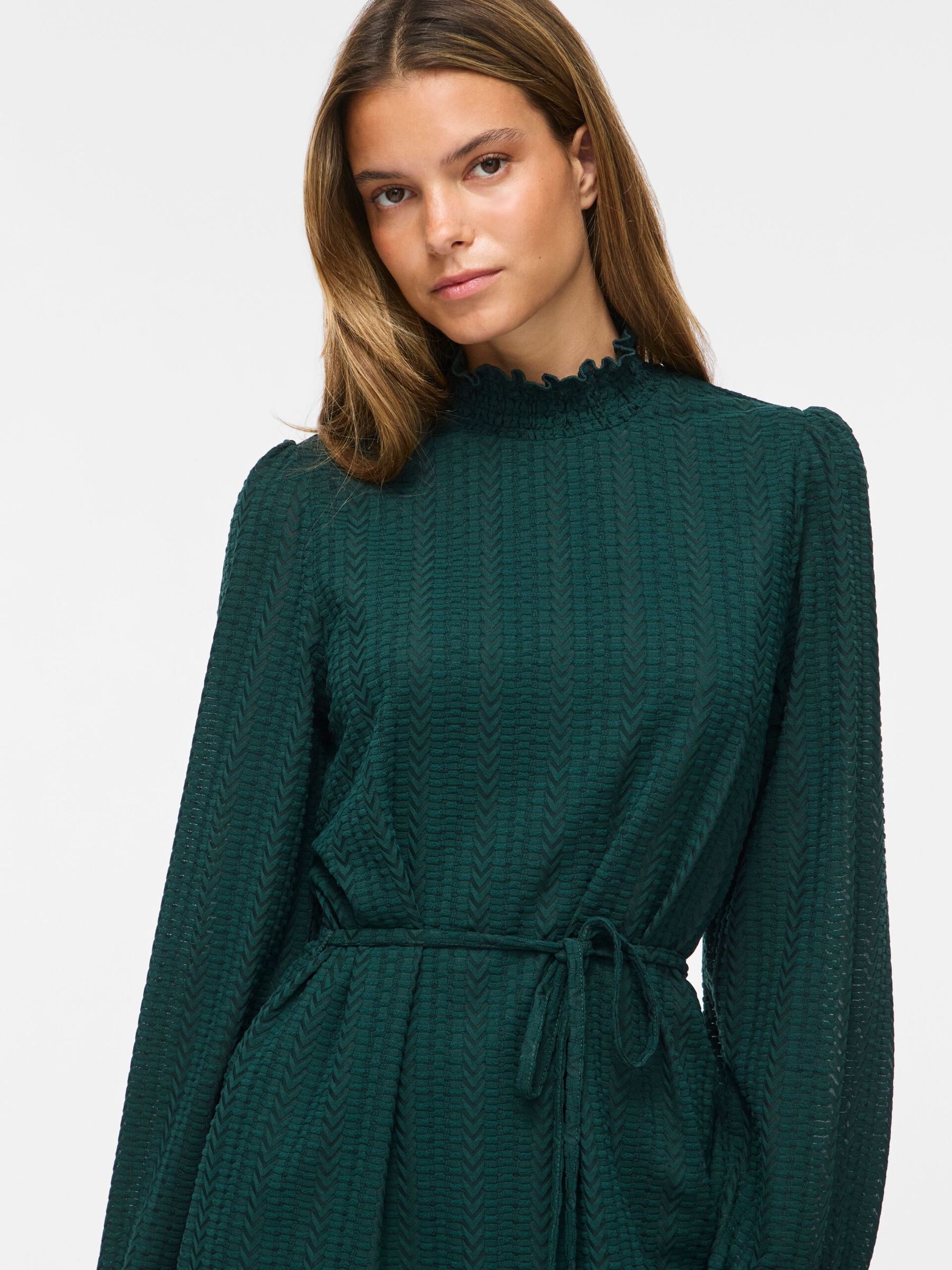 Robe VILYRI VILA vert sapin – détail du col volanté, du tissu texturé et de la ceinture