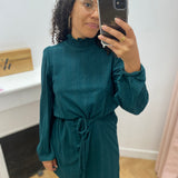 Robe VILYRI VILA vert sapin – détail du col montant et de la ceinture à nouer