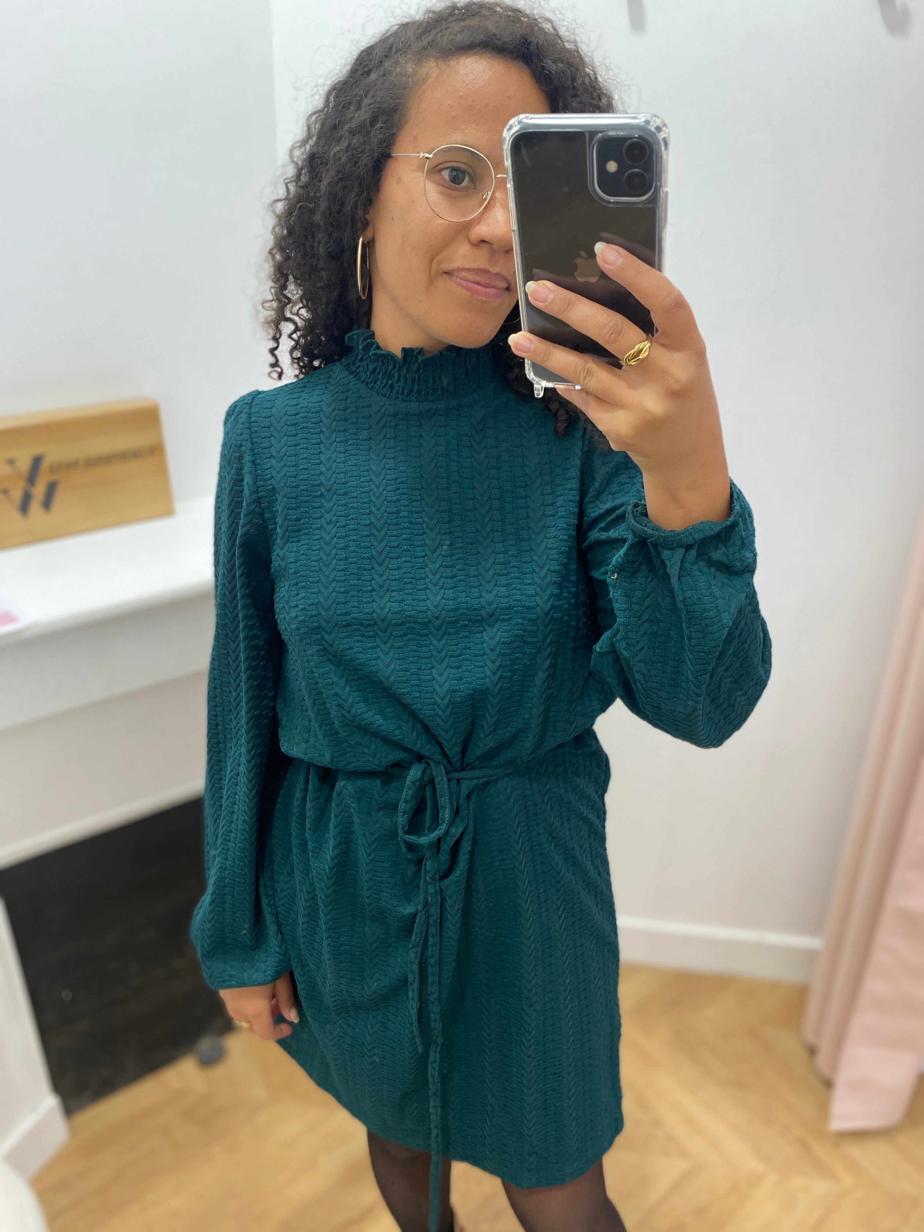 Robe VILYRI VILA vert sapin – détail du col montant et de la ceinture à nouer