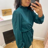 Robe courte VILYRI VILA vert sapin – vue de profil mettant en valeur les manches bouffantes