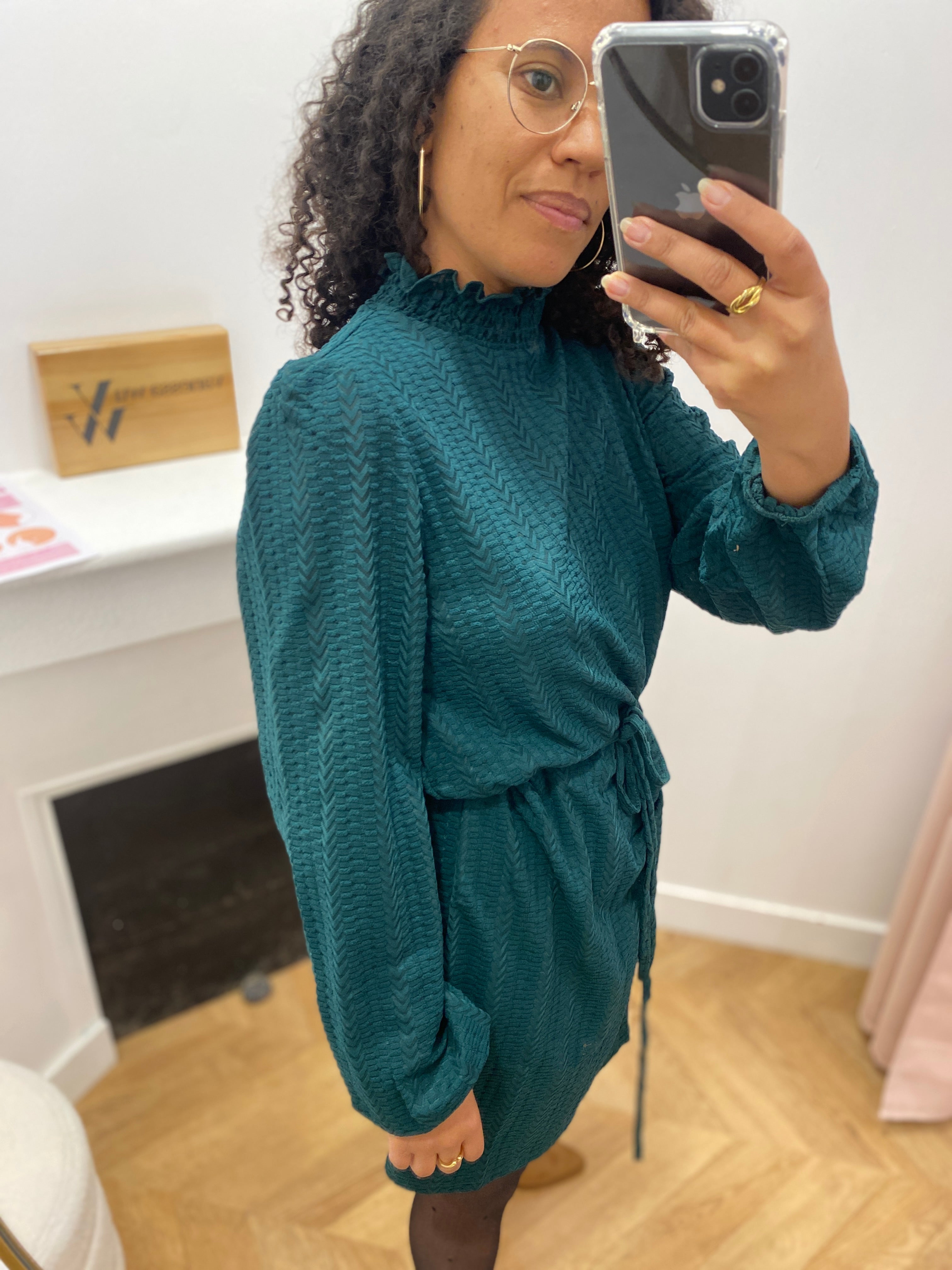 Robe courte VILYRI VILA vert sapin – vue de profil mettant en valeur les manches bouffantes