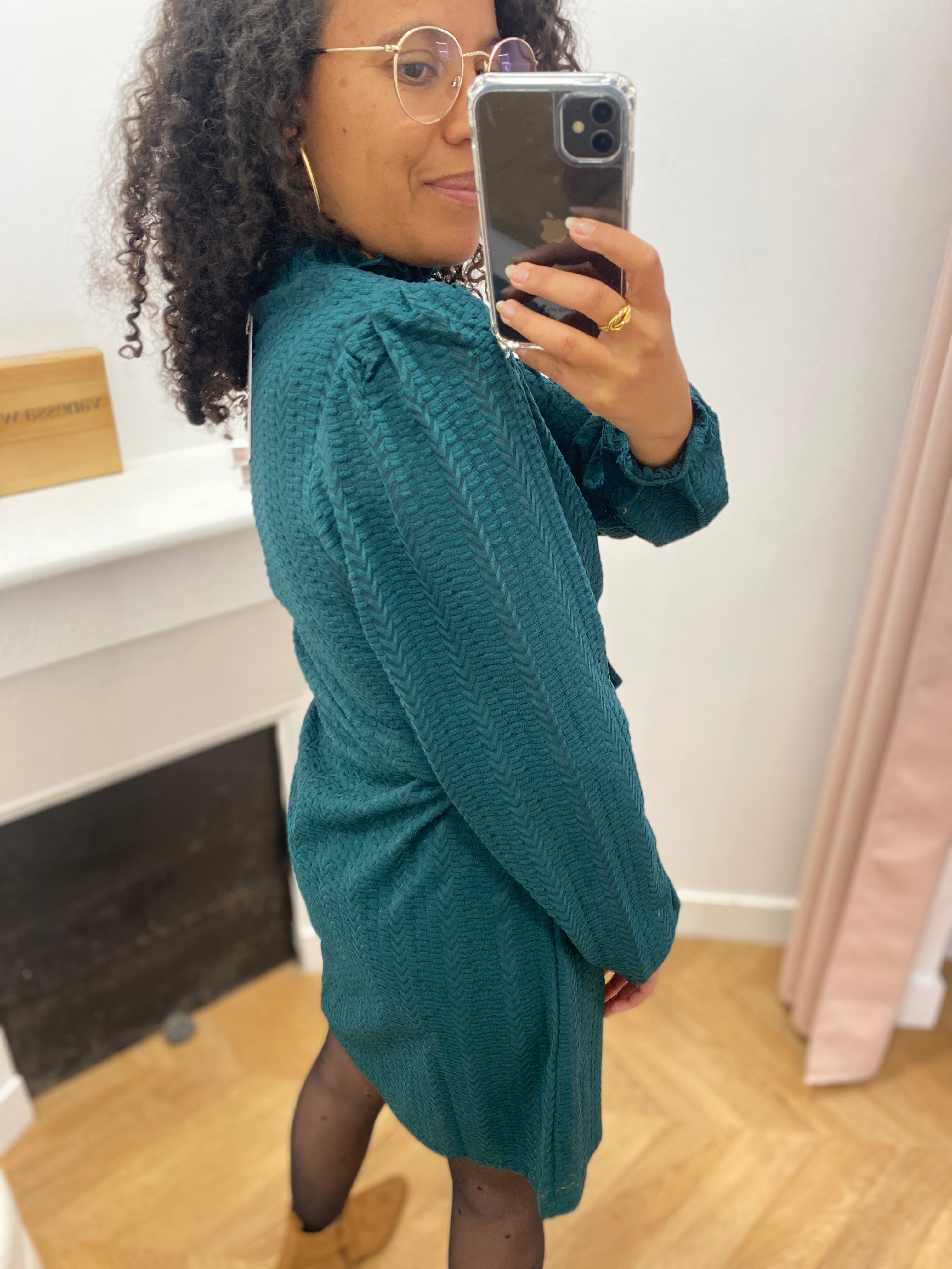 Robe VILYRI VILA vert sapin – détail du tissu texturé à chevrons et de la manche