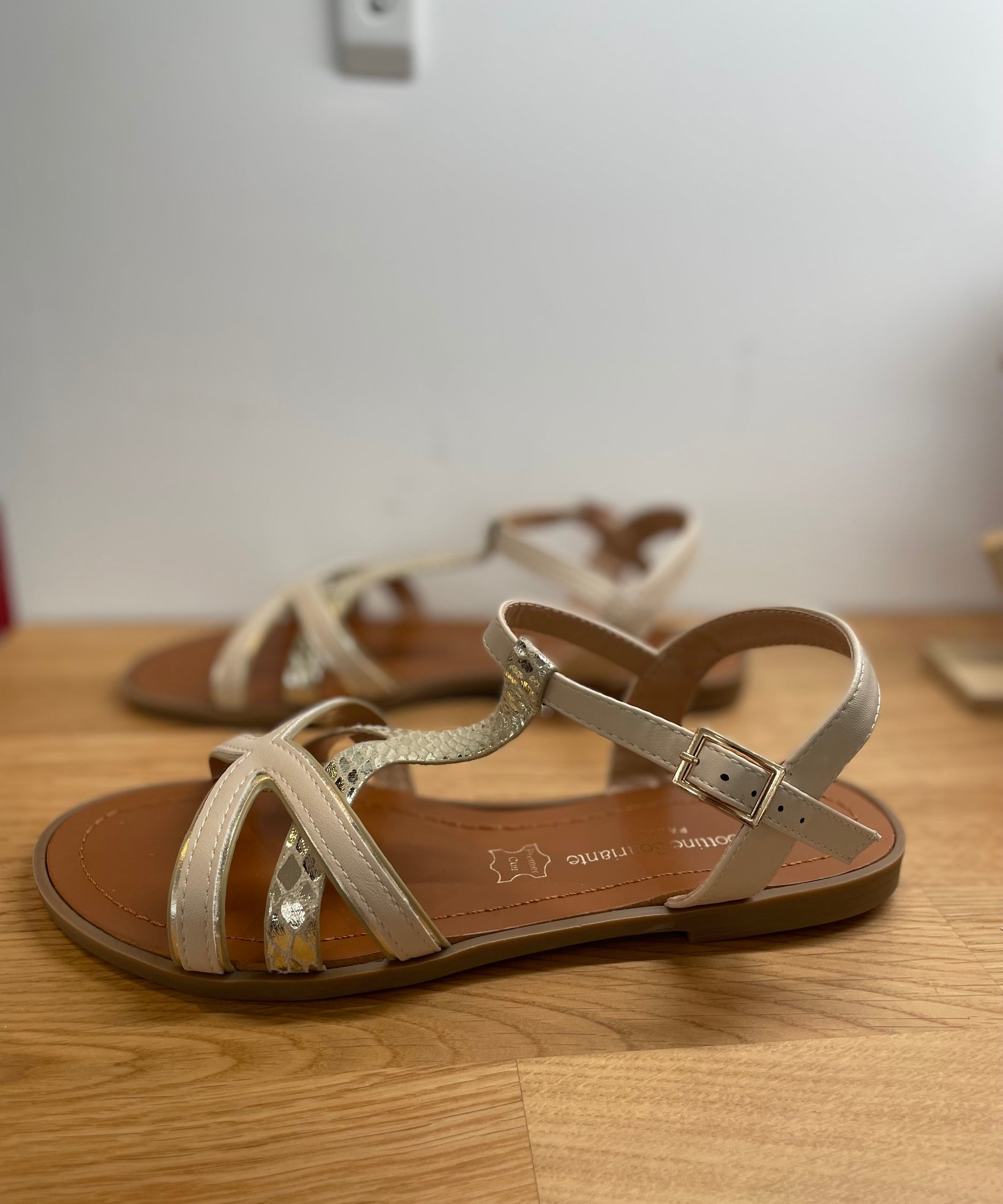 Flat cross-strap sandals - Beige - LA BOTTINE SOURIANTE