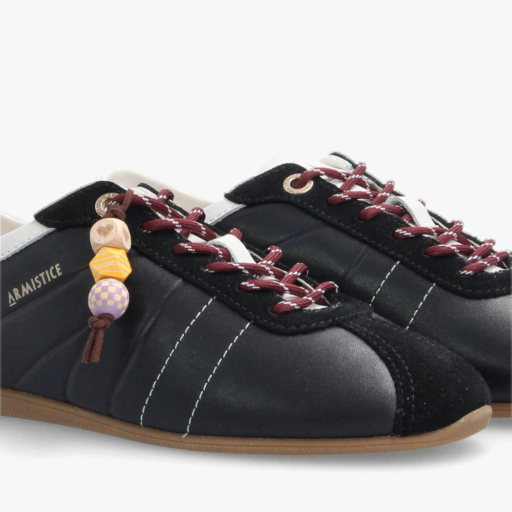 Baskets EVE SNEAKER W ARMISTICE noires – détail cuir, lacets bordeaux et perles