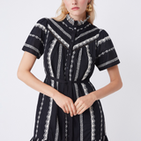 Robe courte brodée ceinturée Chalva - Noir - SUNCOO