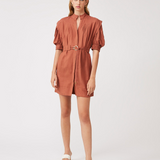 Robe courte ceinturée froncée Cassey - Tomette - Suncoo