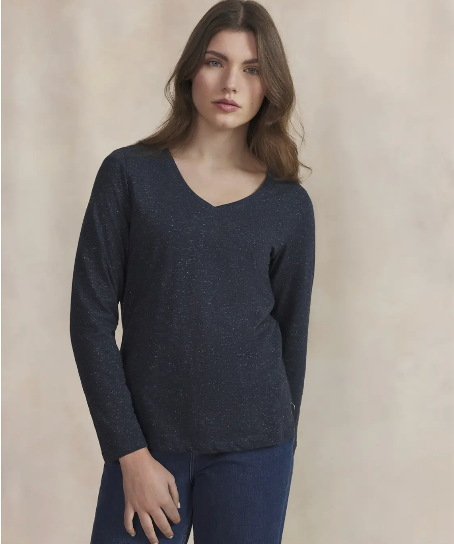 Tee-shirt femme Adinalon TBS marine à col V et manches longues porté de face