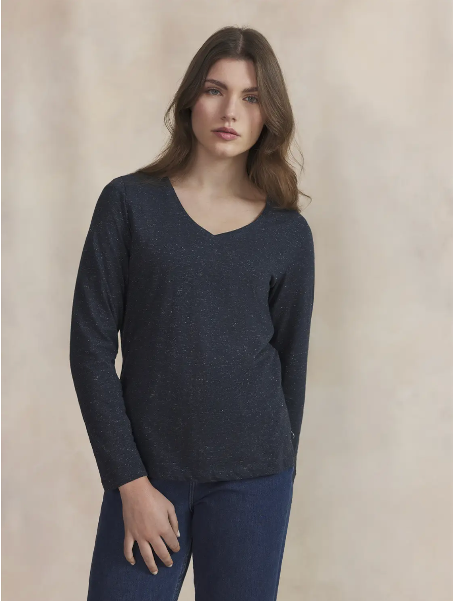 Tee-shirt femme Adinalon TBS marine à col V et manches longues porté de face