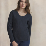 Tee-shirt femme Adinalon TBS marine à col V et manches longues porté de face
