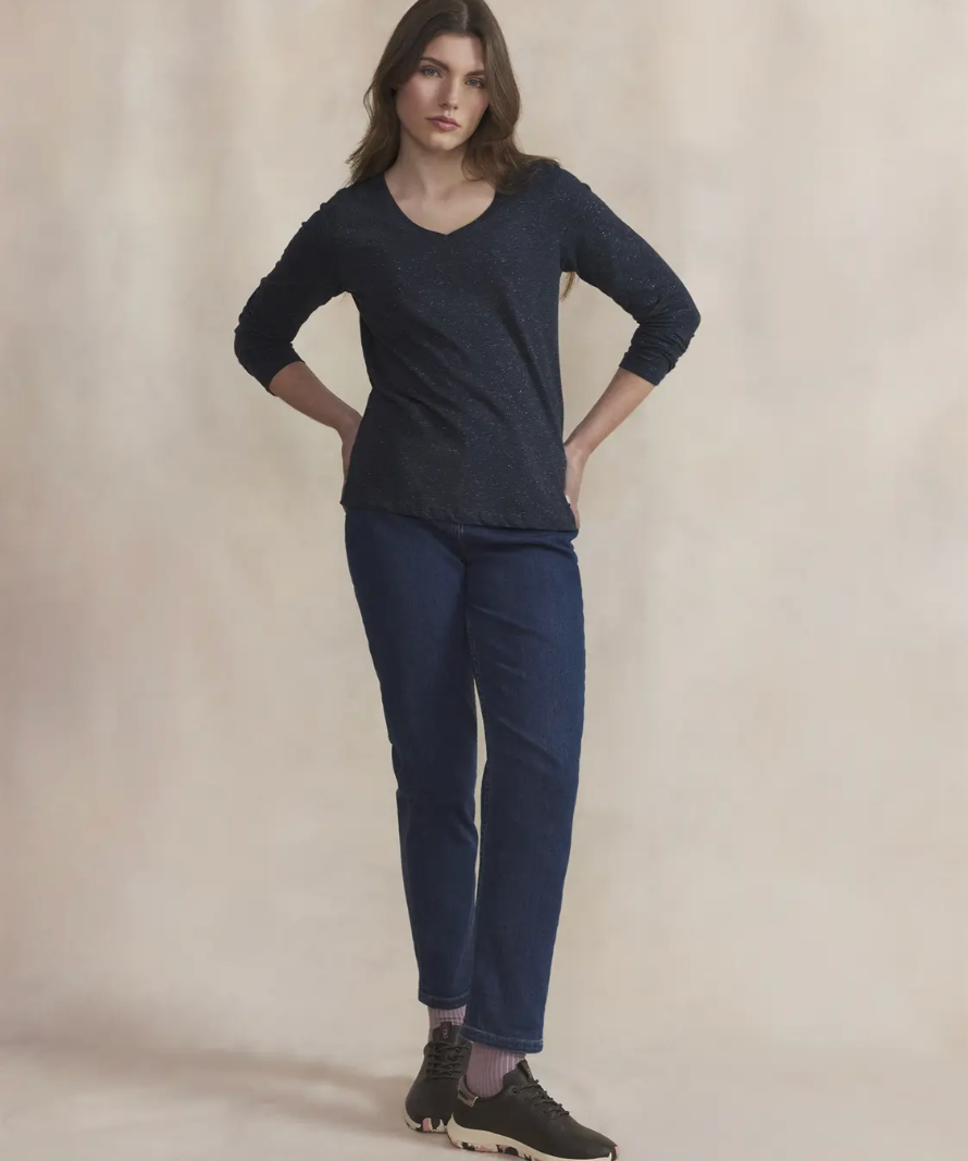 Tee-shirt Adinalon TBS marine en coton biologique porté avec un jean