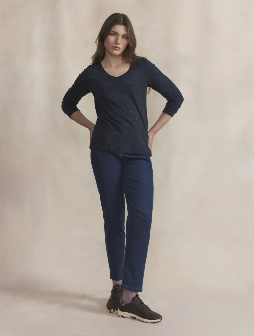 Tee-shirt Adinalon TBS marine en coton biologique porté avec un jean