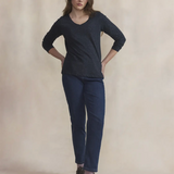Tee-shirt Adinalon TBS marine en coton biologique porté avec un jean