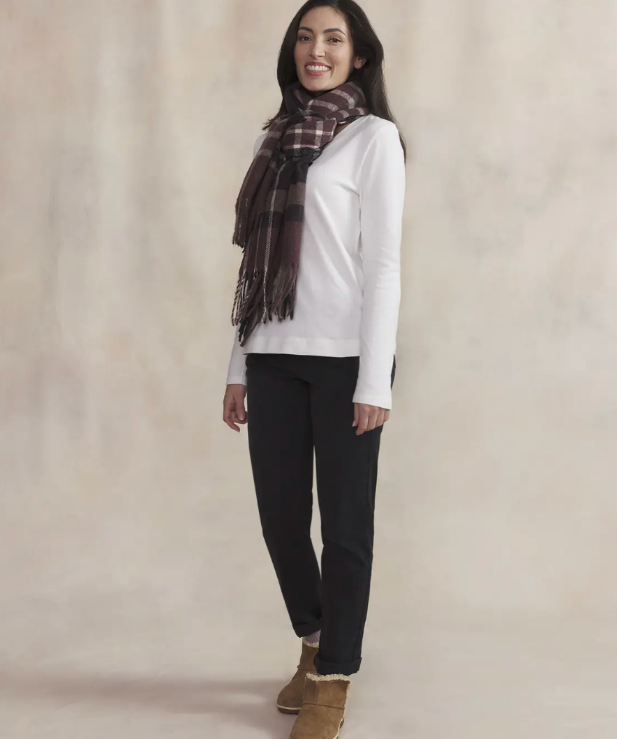 Tee-shirt Amaralon TBS Arctique porté avec pantalon noir et écharpe à carreaux
