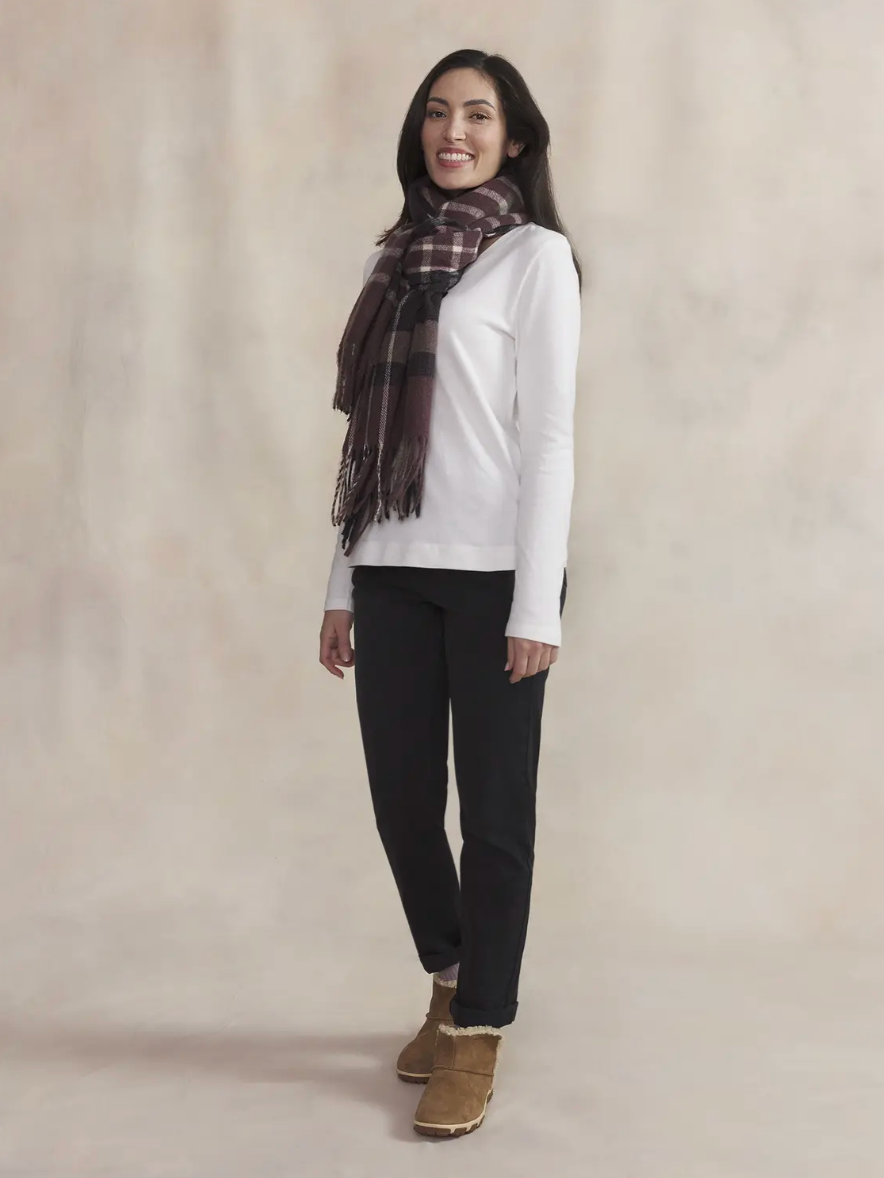 Tee-shirt Amaralon TBS Arctique porté avec pantalon noir et écharpe à carreaux