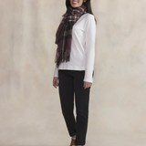 Tee-shirt Amaralon TBS Arctique porté avec pantalon noir et écharpe à carreaux