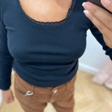 Tee-shirt Eli C'EST BEAU LA VIE noir – détail encolure bordée de dentelle