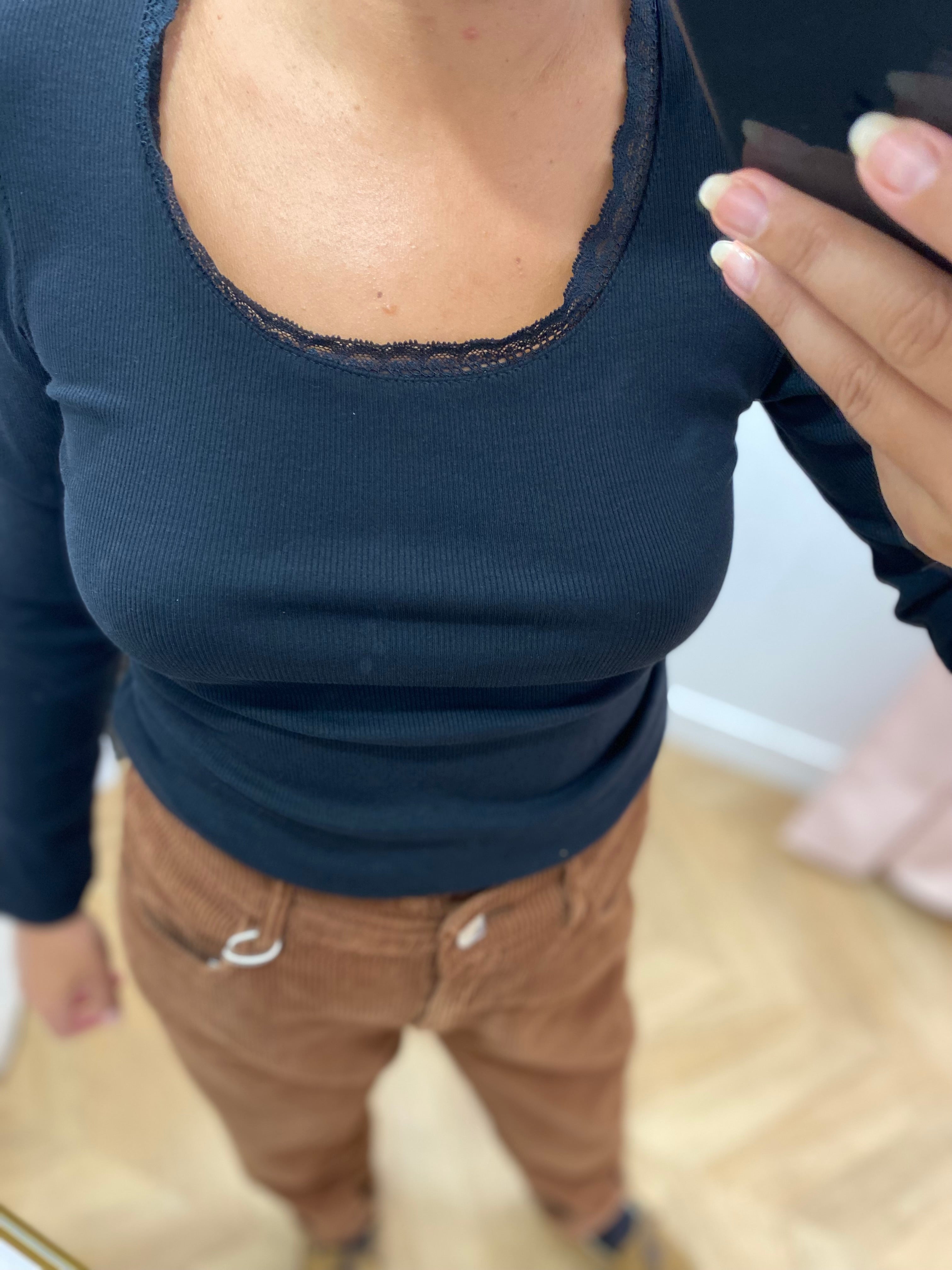 Tee-shirt Eli C'EST BEAU LA VIE noir – détail encolure bordée de dentelle