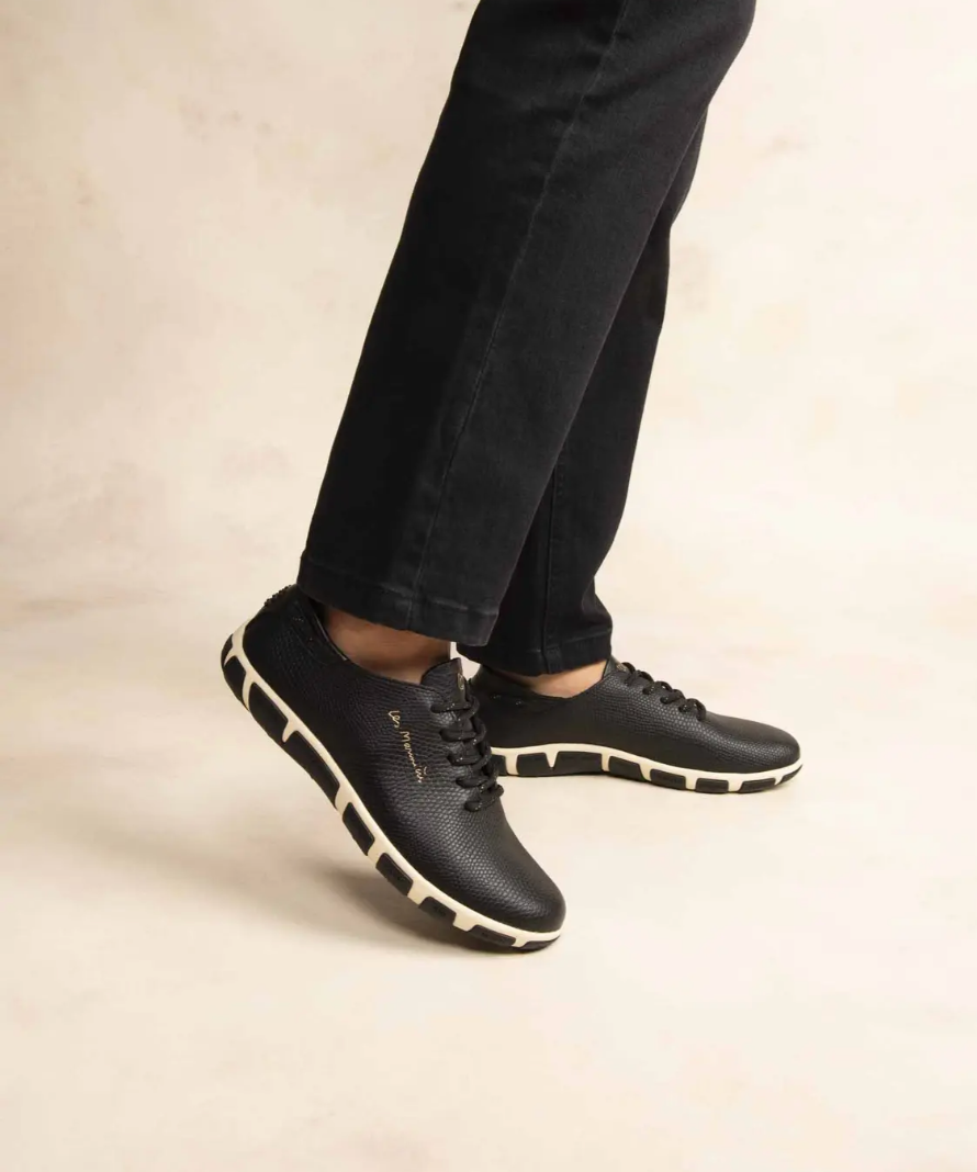 Tennis Jazaru TBS en cuir noir embossé effet serpent portées avec pantalon noir